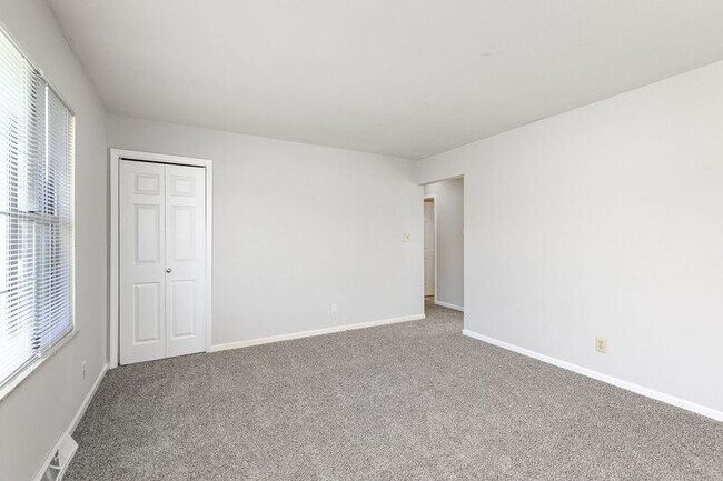 Building Photo - 1824 Meadow Dr