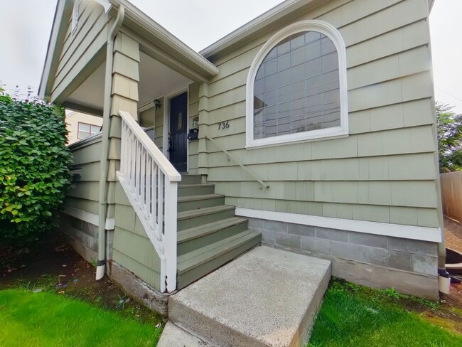 Building Photo - Large Classic Campus Home