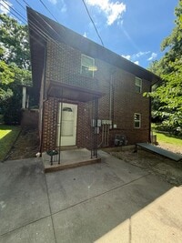Building Photo - 1901 Cedar Hill Rd