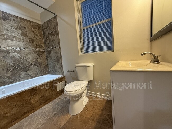 Building Photo - 3036 S Union Ave