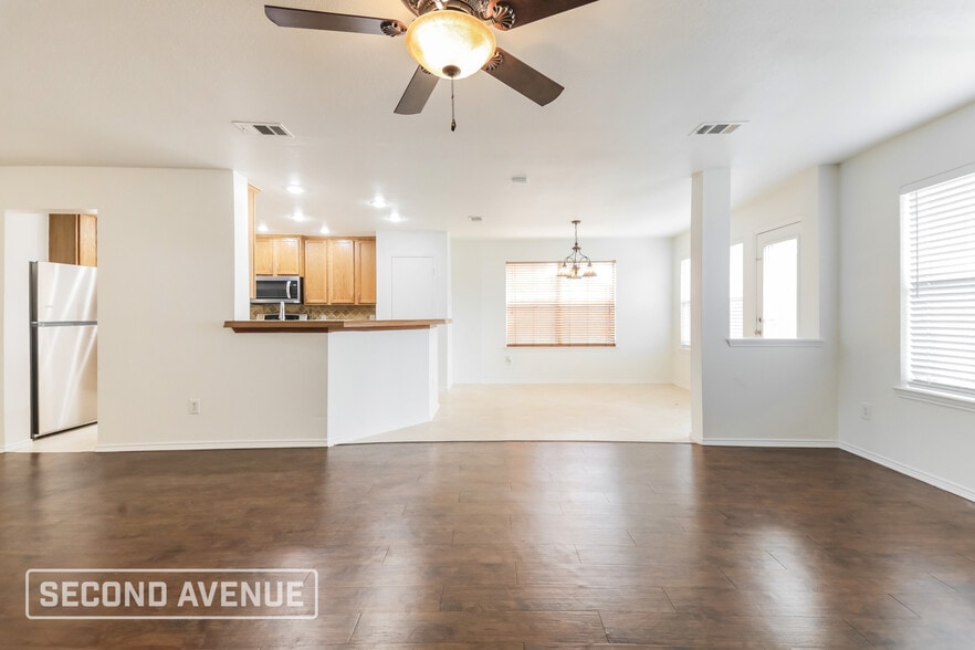 Building Photo - 925 Warbler Ln