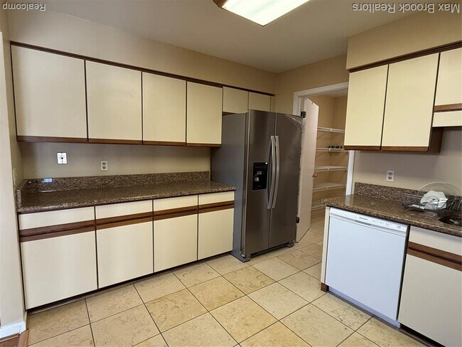 Building Photo - 6670 Maple Lakes Dr