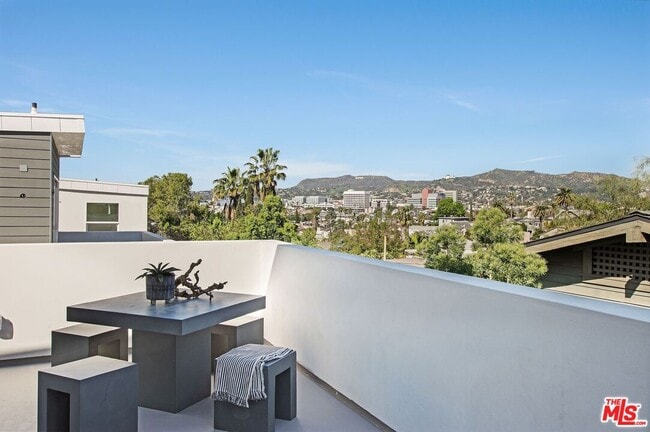 Building Photo - 853 Hyperion Ave
