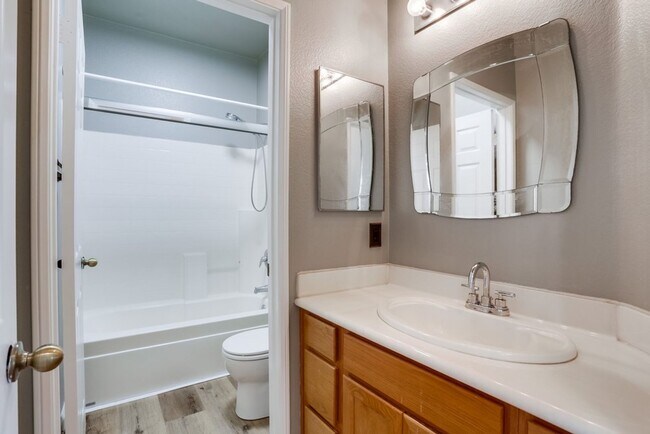 Building Photo - 3 Bedroom Home in Cul De Sac Available Now...