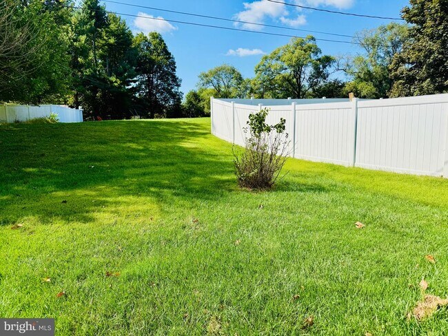 Building Photo - 8619 Lucerne Rd