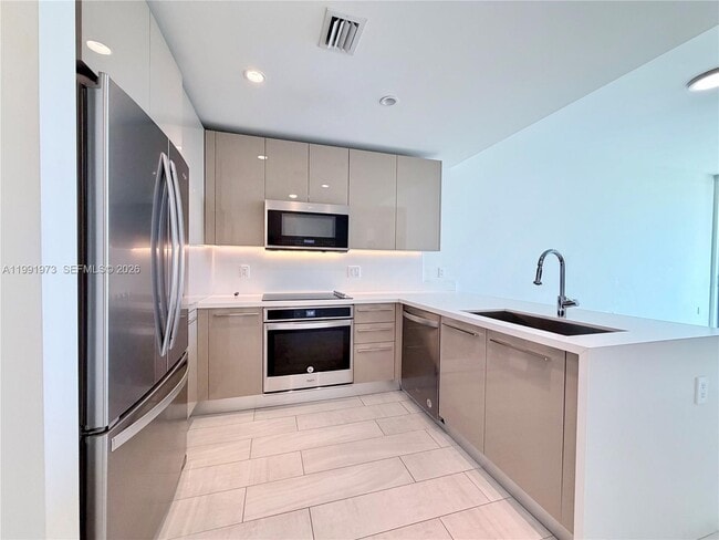 Building Photo - 2000 Metropica Wy