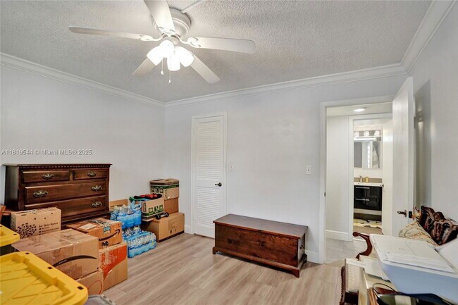 Building Photo - 9410 N Hollybrook Lake Dr