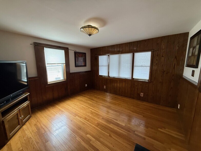 Building Photo - 19 Pitman St