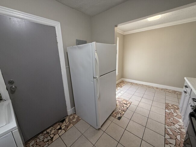 Building Photo - 1621 Glenview Ave