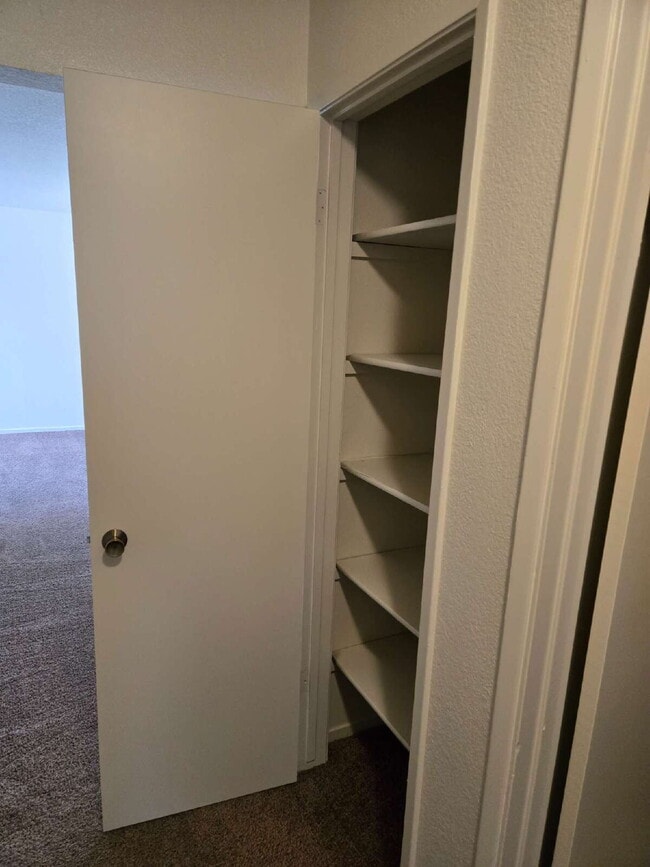 Building Photo - Competitively priced Two Bedroom Apartment Home! Do Not Miss Out On This Amazing Opportunity!