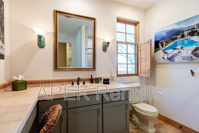 Building Photo - 690 W Linda Vista Dr