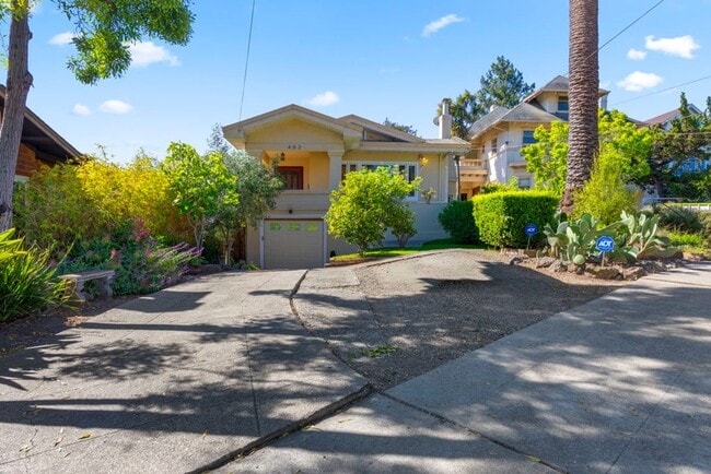 Building Photo - Classic 3bed/2bath Home Near Lake Merritt with Fresh Updates