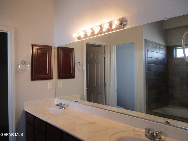 Building Photo - 612 Natasha Pl