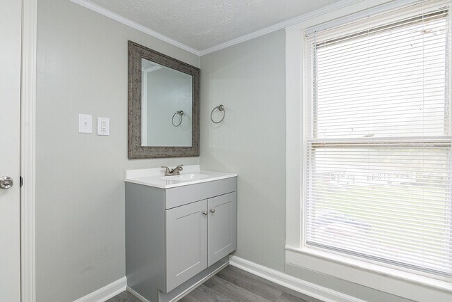 Building Photo - Beautifully renovated 2nd floor, 2 Bdr 1 bath unit in Maryville, TN - Available Early 2026!!