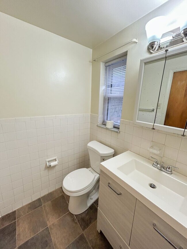 Building Photo - 1028 Fleming St