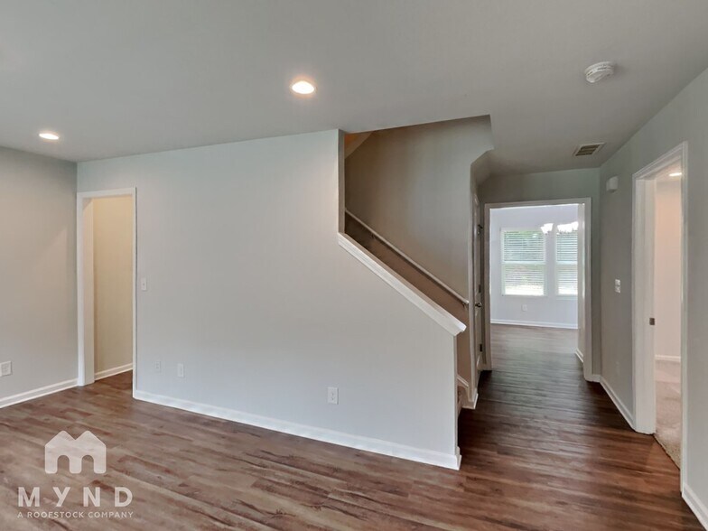 Building Photo - 1110 Wedgewood Dr NW
