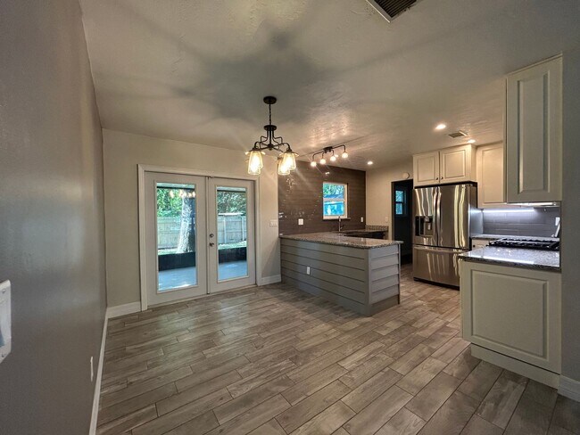 Building Photo - Dream home awaits: stunningly updated 3 be...