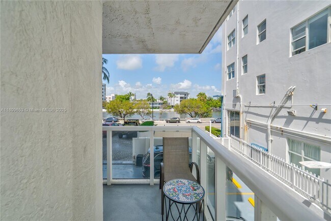 Building Photo - 2457 Collins Ave