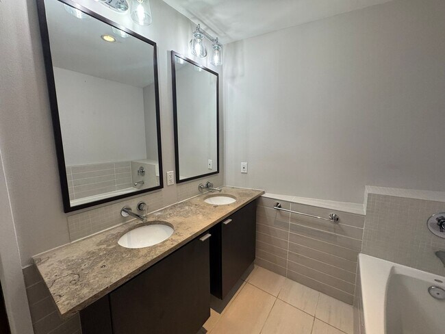 Building Photo - Luxurious 2/2 Modern Condo in Prestigious Channelside with Resort-Style Amenities