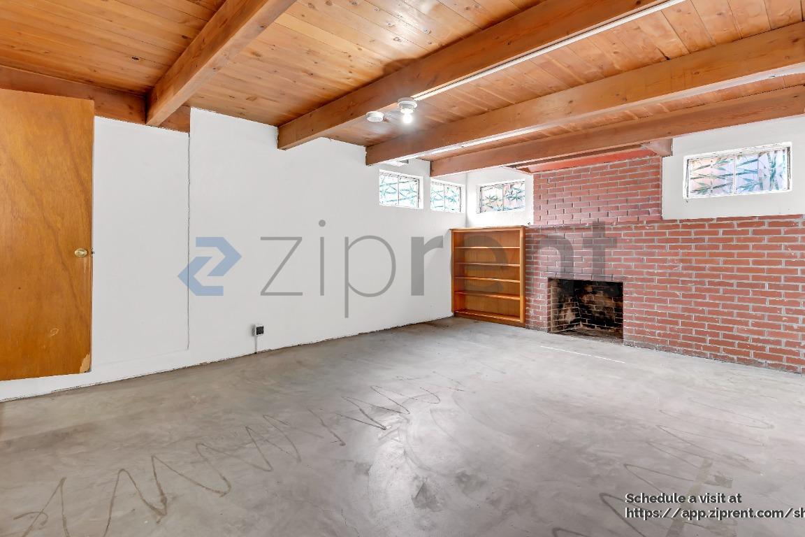 Building Photo - 6115 NE Clackamas St