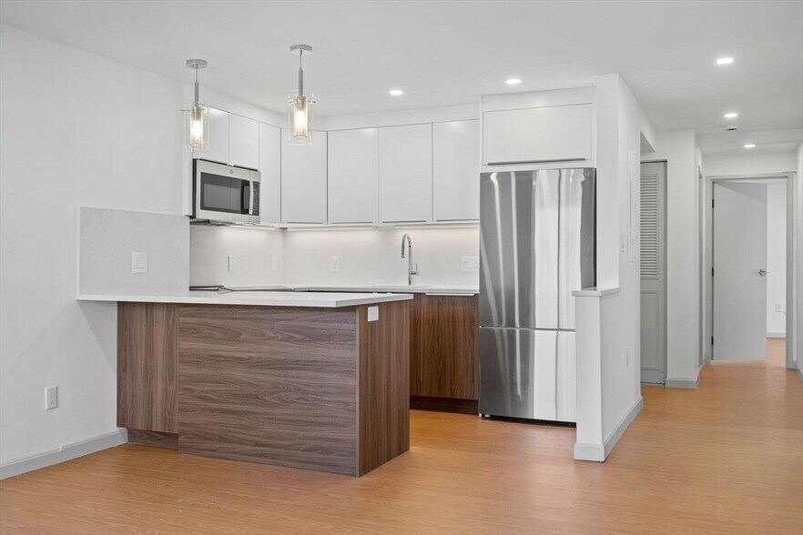 Building Photo - 1243 Beacon St