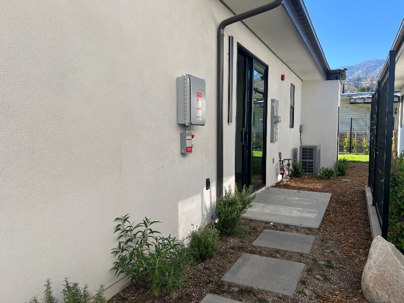 Building Photo - 913 Wildrose Ave