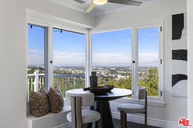 Building Photo - 3819 Sunswept Dr