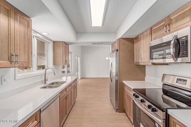 Building Photo - 16853 N Meadow Park Dr