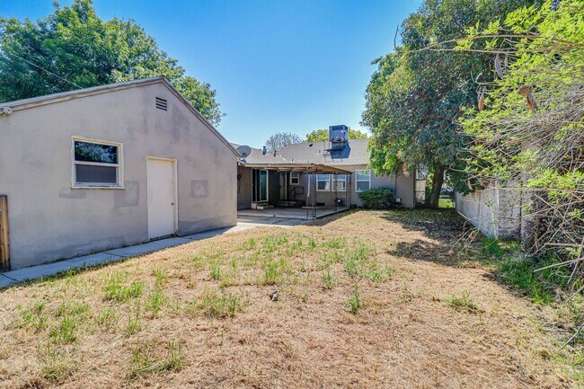 Building Photo - 4+2 Downtown Truxtun Ave Charm!