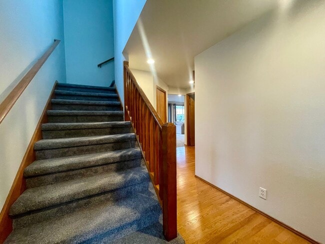 Building Photo - 4 bedroom, 2.5 Bath House in Mukilteo, $3995 per month