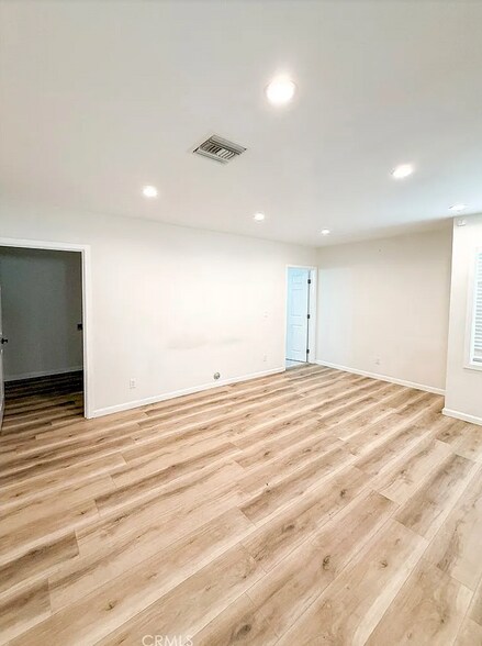 Building Photo - 10430 Densmore Ave