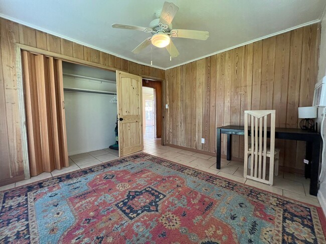 Building Photo - AVAIL 10/15 -- $1,200 ** Annual ** 2 Bed /...