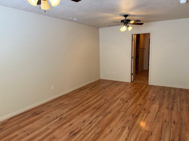 Building Photo - Beautiful patio home with 2 car garage, central air, fenced yard and covered patio