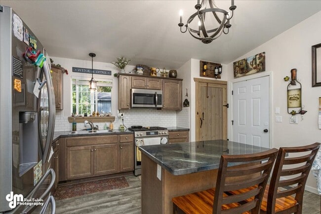Building Photo - Cozy 3 bedroom 2 bath home w/ fully fenced...