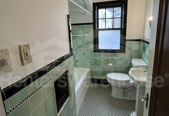Building Photo - 2 Bed/1 Bath Upper Duplex in Minneapolis