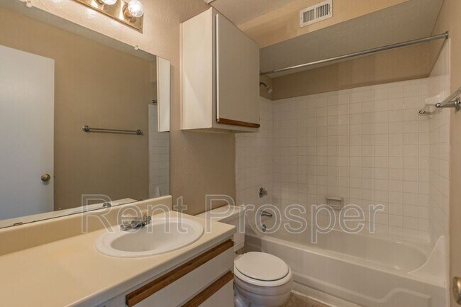Building Photo - 4367 Thornbriar Ln