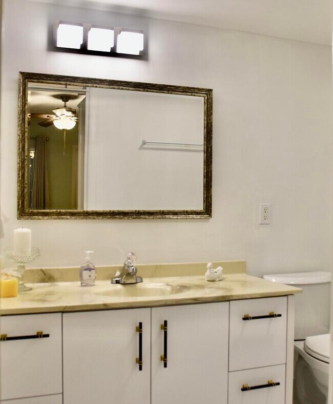 Building Photo - 364 Keswick C