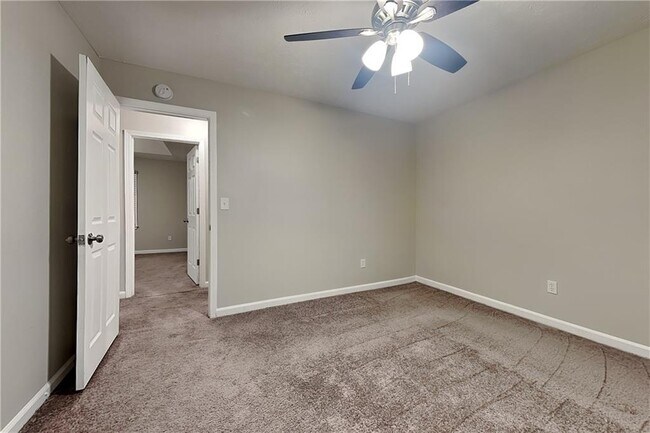 Building Photo - 2245 Huntington Dr