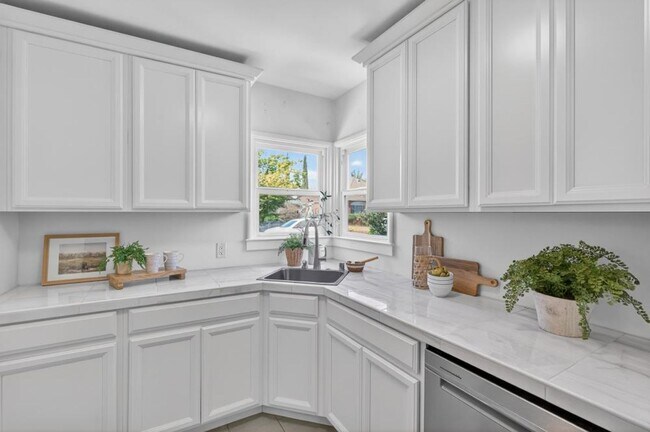 Building Photo - 2 bedroom | 1 bathroom | Single family in East Sac