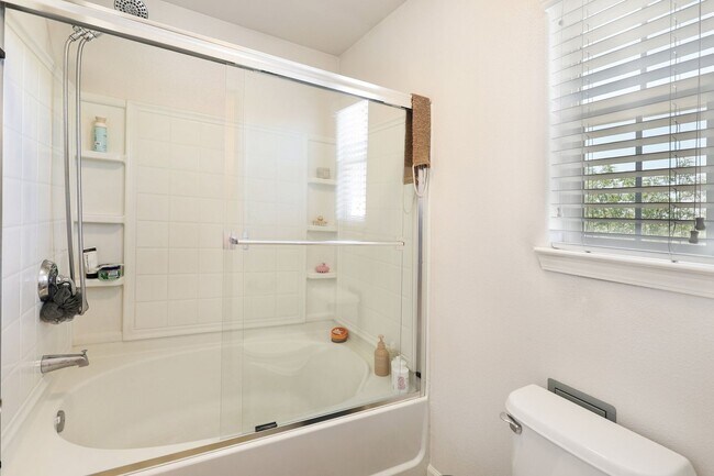 Building Photo - *MOVE IN SPECIAL: $500 OFF FIRST MONTH RENT* 3 BED 2.5 BATH TOWNHOME IN THE VILLAGES OF SHASTA VI...