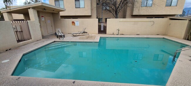 Building Photo - Stone Ave Pastime Rd - 2 Story Townhouse w...