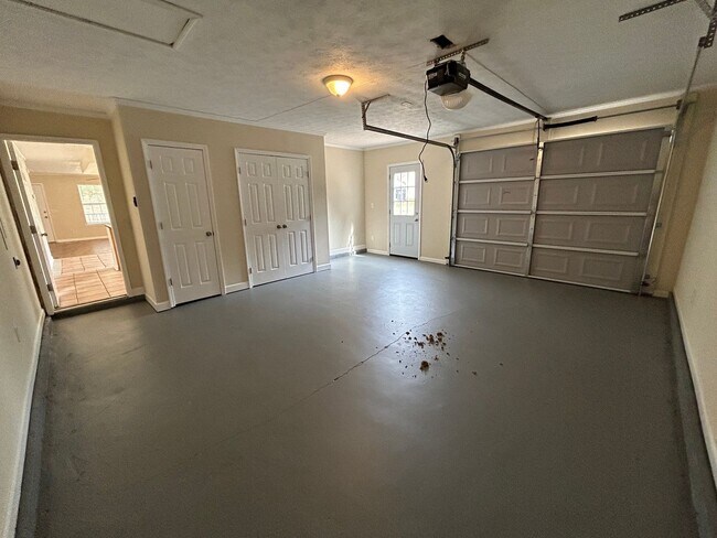 Building Photo - 6 Priscilla Dr