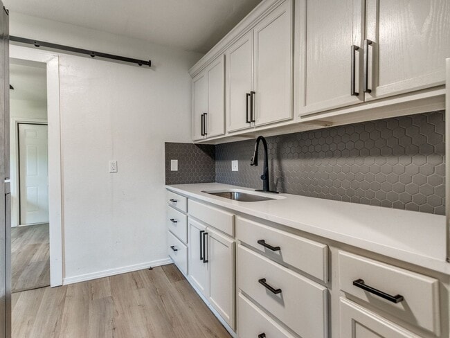 Building Photo - Completely Remodeled 1 Bedroom, 1 Bath Duplex!