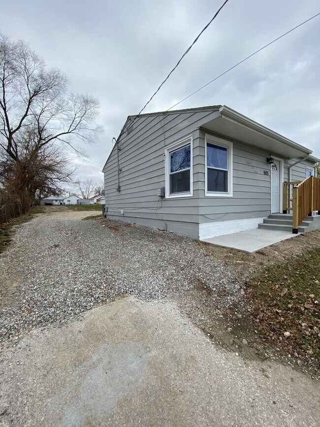 Building Photo - 2 Bedroom 1 Bath Home