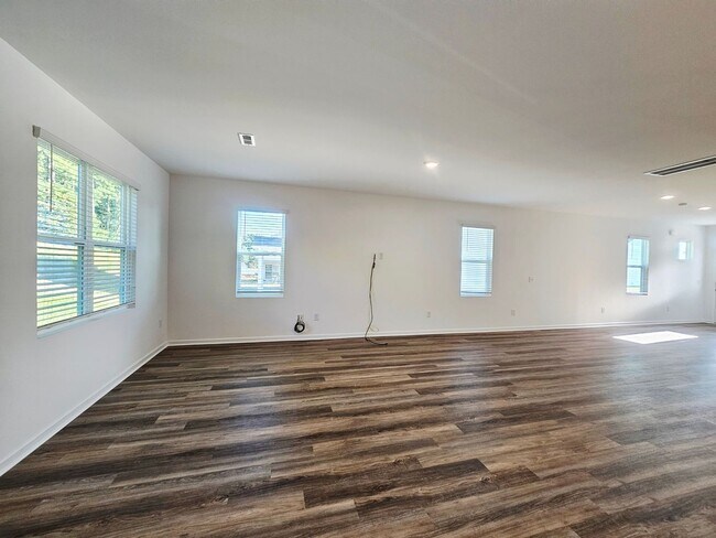 Building Photo - Gated Community with Amenities!