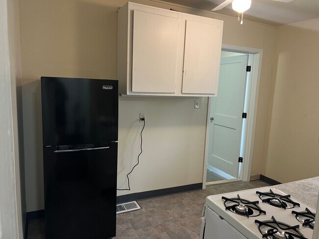 Building Photo - Studio with Bathroom Located Downtown - AL...
