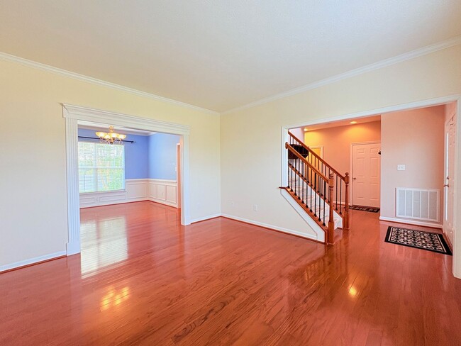 Building Photo - Large Spacious Home With Fully Fenced In Y...
