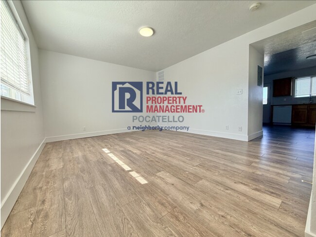 Building Photo - 3 Bedroom 1.5 Bath Apartment - 1 car garage
