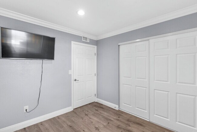 Building Photo - "Chic 3-Bed Townhouse with Granite Countertops on West Flamingo Road, Las Vegas!"