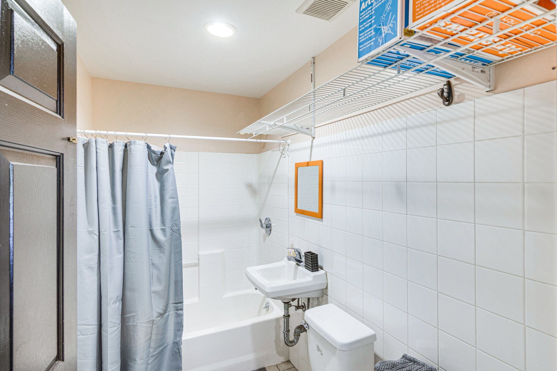 Building Photo - 3863 Broadlawn Dr